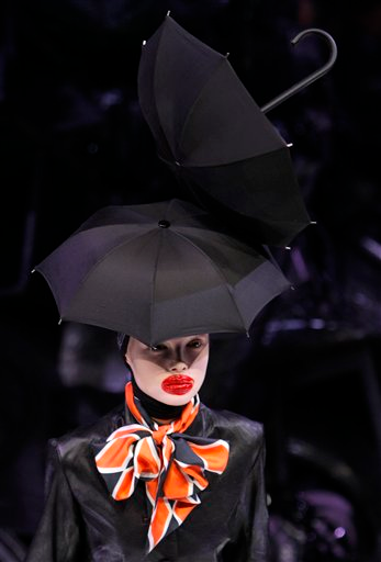 Illustration for article titled Alexander McQueen Fall/Winter 2009: Derelicte In Wonderland